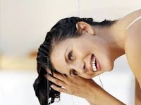 🌧️ Cómo evitar el frizz en días húmedos: ¡Consejos y productos que salvarán tu cabello! 💇♀️